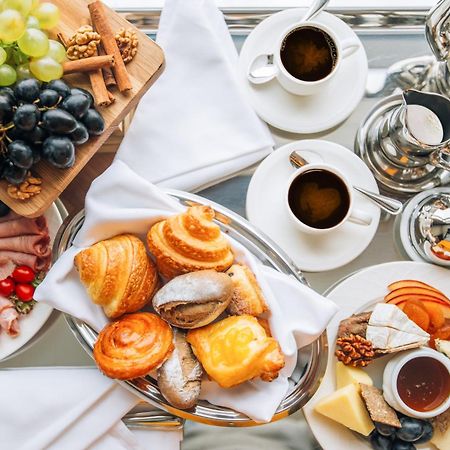 The Biltmore Tbilisi Hotel Eksteriør bilde A continental breakfast