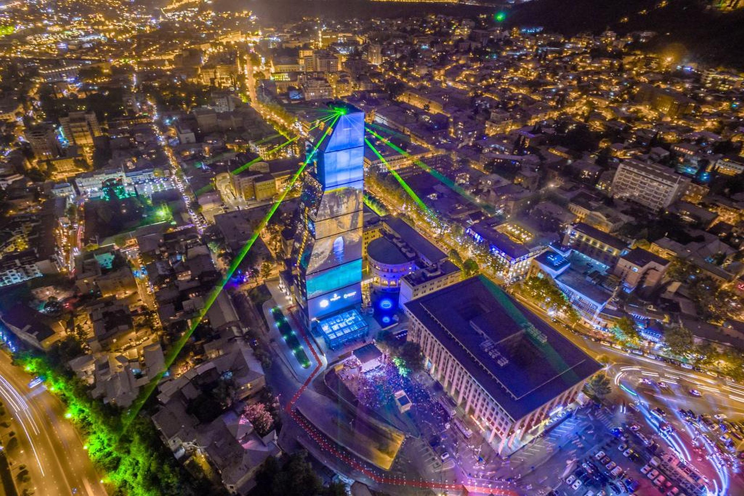 The Biltmore Tbilisi Hotel Eksteriør bilde Aerial view of the building at night