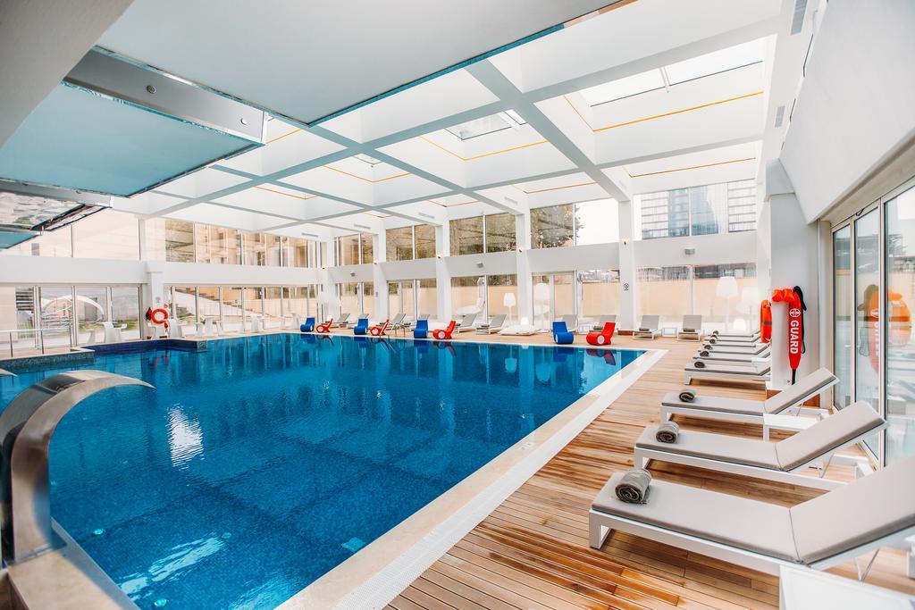 The Biltmore Tbilisi Hotel Eksteriør bilde The swimming pool at the hotel