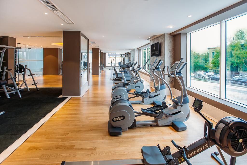 The Biltmore Tbilisi Hotel Eksteriør bilde The gym at the hotel