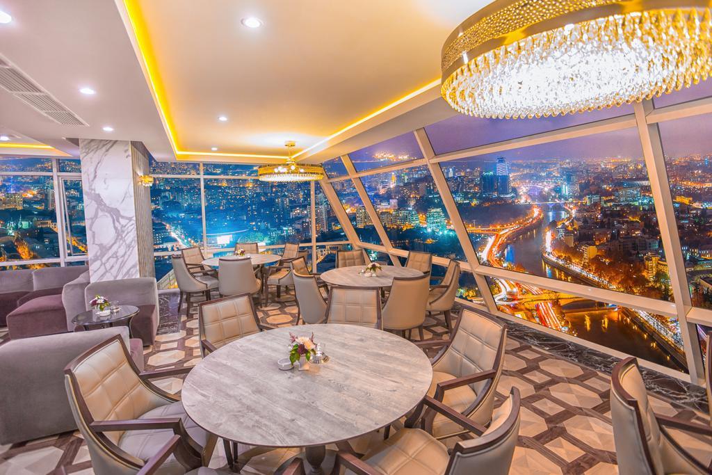 The Biltmore Tbilisi Hotel Eksteriør bilde The 360° Sky Bar