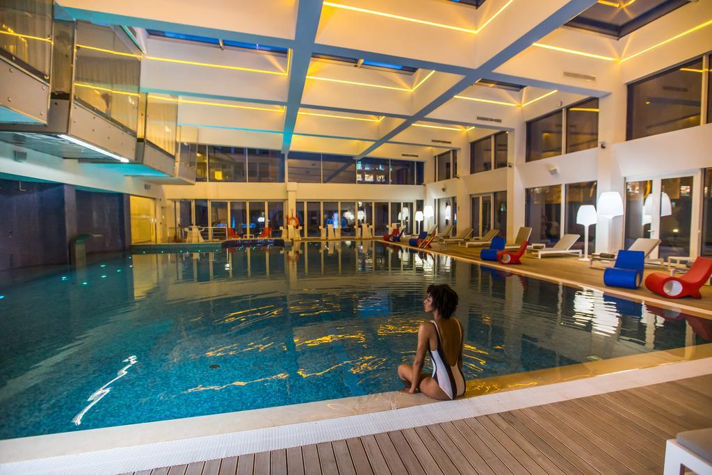 The Biltmore Tbilisi Hotel Eksteriør bilde The swimming pool at the hotel