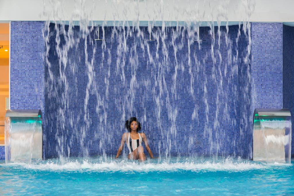 The Biltmore Tbilisi Hotel Eksteriør bilde Waterfall at the pool