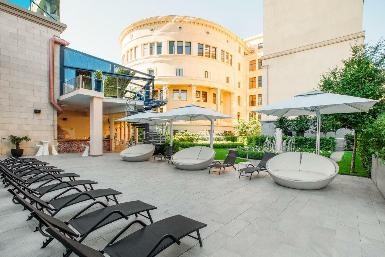 The Biltmore Tbilisi Hotel Eksteriør bilde The hotel's pool